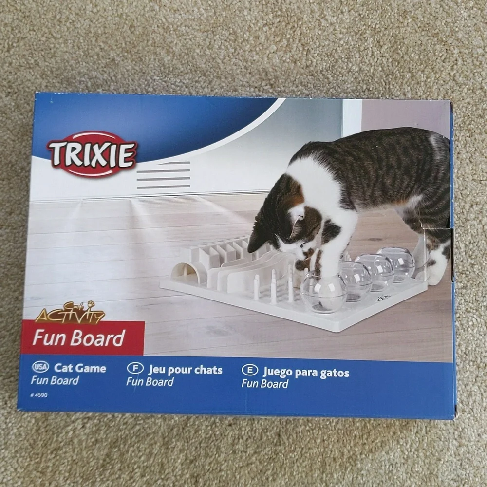 😻NIB Trixie Cat Activity Fun Board